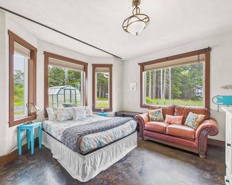 Ocean's Overlook- Panoramic Ocean Views, Cozy and Comfortable - Whitethorn - Bedroom