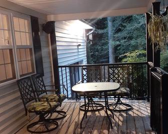 Pet friendly accessible Ranch at Jordan Lake State Park - Pittsboro - Balcony