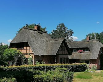 Reetgedecktes Ferienhaus am Strandweg in Lütjensee - Lütjensee - Edificio