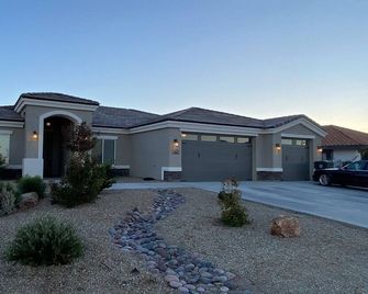 Great for traveling for work or a vacation. Spacious 4-bedroom house in Kingman - Kingman - Gebäude