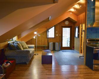 Luxe Loft apartment with Hunter mtn. views on private estate. - Hunter - Living room