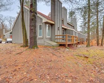 Cozy Cabin with Deck Less Than 1 Mi to Jack Frost Resort! - Lake Harmony - Building