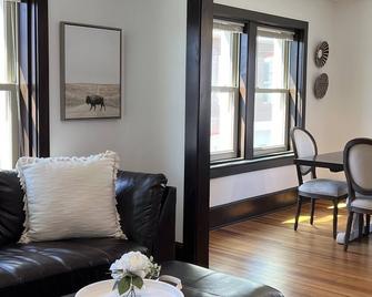 Large Three bedroom apartment, Main St., Goshen - Goshen - Living room