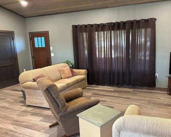 Charming new construction 2-bedroom house in Wadena - Wadena - Living room