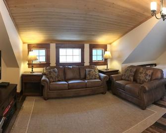 Mtnlux Loftcreekside Sauna & Hot Tub - Silver Gate - Living room