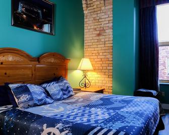 Pet-friendly Canal Park Condonear Lakewalk Pool - Duluth - Bedroom