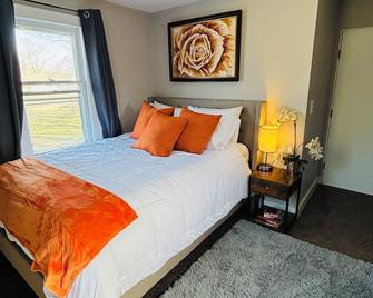 Charming. Cozy. Central Location. - Wichita - Bedroom