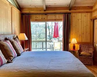 Magical Lakefront Cottage w/ country club access - Lake Toxaway
