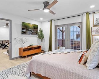 Mtn Views Hottub Sauna Outdoor Theater Firepit - Waynesville - Bedroom