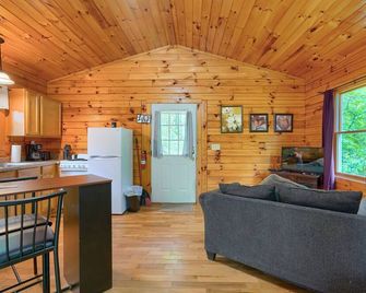 Blue Rose Cabins - Treetops Cabin - Logan - Living room