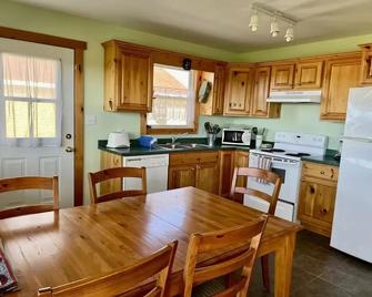 Montgomery Cavendish Cottages - Cavendish - Kitchen