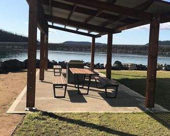 Internet unlimited, fully renovated house. Fishing, skiing & Selwyn snowfields. - Talbingo - Patio