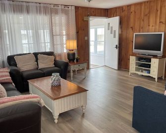 Centrally located block, walking distance to beach, bay, bars and restaurants, supermarket and beautiful park. Beach is only one of two that is surf beach in all of Stone Harbor. - Stone Harbor - Sala de estar