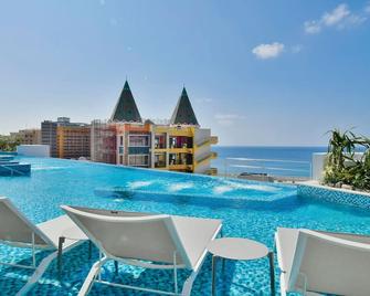 Lequ Okinawa Chatan Spa and Resort - צ'טאן - בריכה