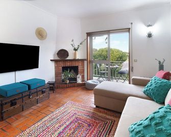 Retro Beach House Moledo - 몰레두 - 거실