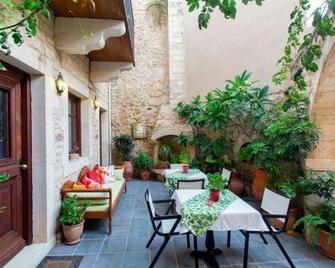 Casa Moazzo Suites And Apartments - Rethymno - Patio