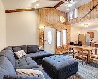 Iron River Retreat with Sauna Walk to Ski Brule! - Iron River - Sala de estar