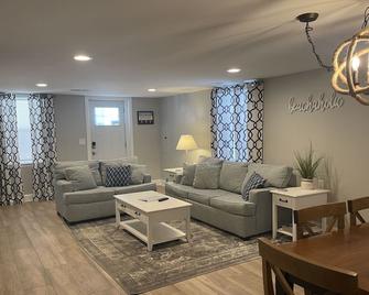 Sea Level Sanctuary's Low Tide in Seaside Park - Seaside Park - Living room