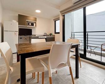 Modern Almagro Apartment for 4 Guests with Balcony and Full Amenities - Buenos Aires - Dining room