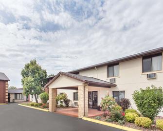 Baymont by Wyndham Dubuque - Dubuque - Building