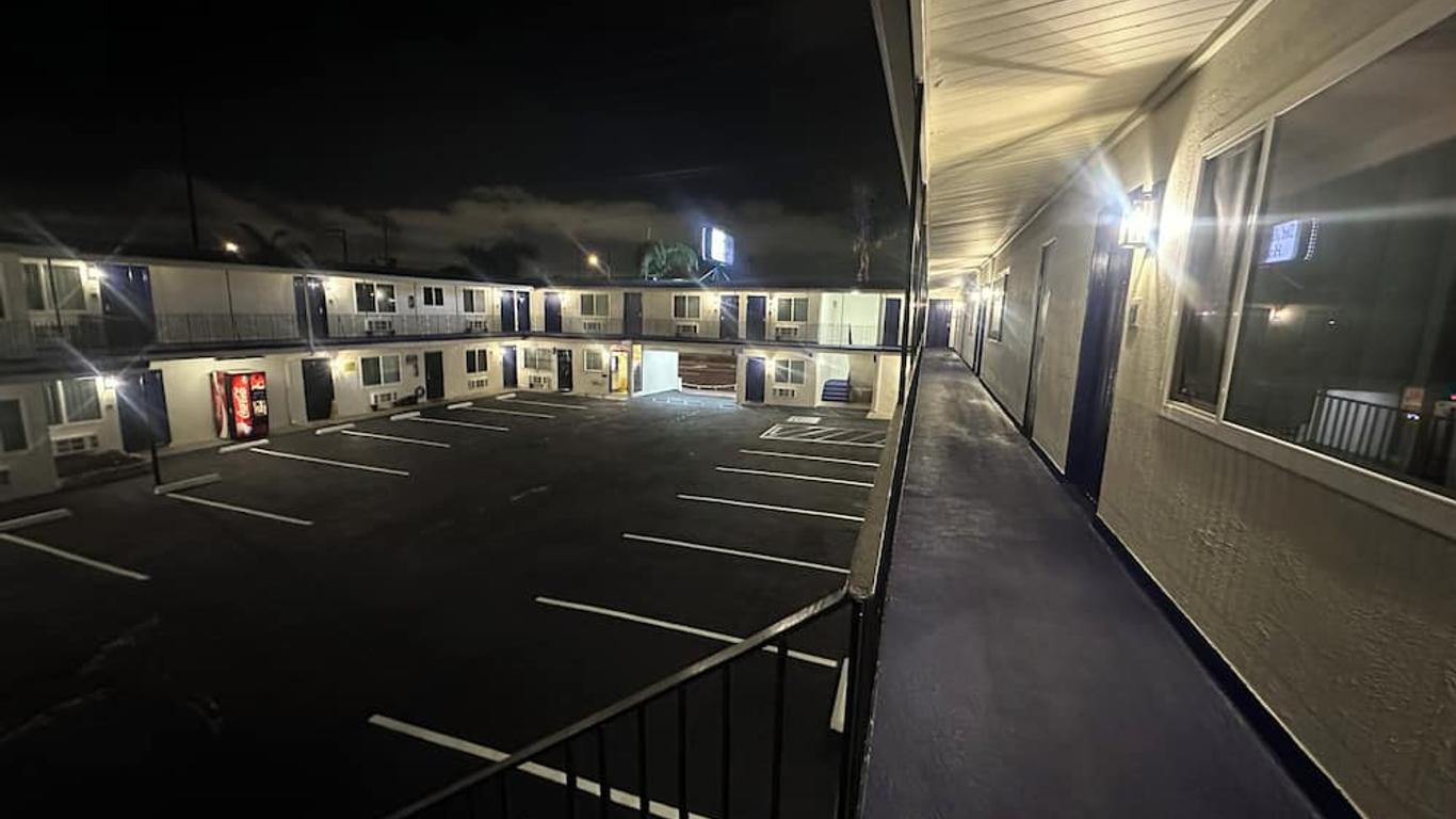 Del Aire Inn