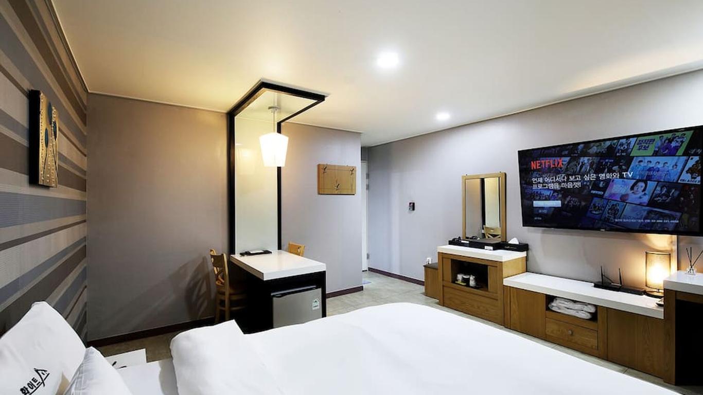 White Tourist Hotel