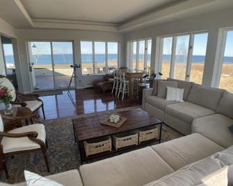 Beachfront vacation Dream house in Long Island Sound. - Orient - Living room