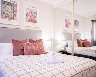 Stunning Northbridge Townhouse W Off St Parking - Perth - Bedroom