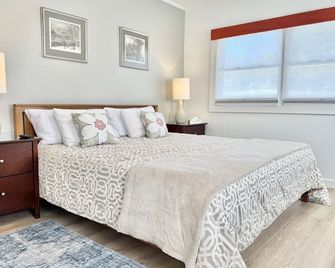 Gallagher`s Travels Room 15 (King Suite) - Bar Harbor