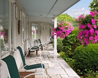 Palmer House Resort - Deluxe Two Double Beds 2 - Manchester - Patio