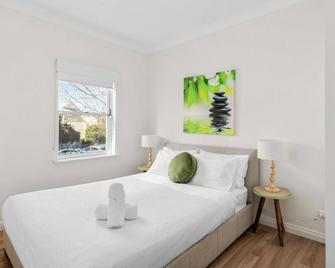 Sea Breeze @ Smugglers Inn - Victor Harbor - Bedroom