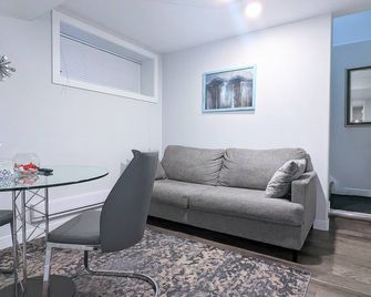 Über-clean, cozy, private suite - Stonebridge - Saskatoon - Wohnzimmer