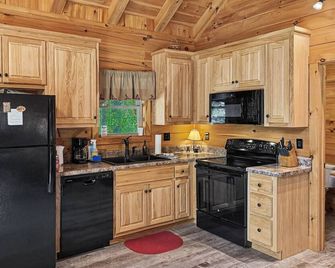 Getaway Cabin | Hot tub + Fire Pit + Trail Access - Farmville - Küche