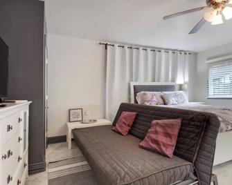 Adorable Stand Alone Studio on Ave. Close to Shopping and Eating. - New Orleans - Schlafzimmer