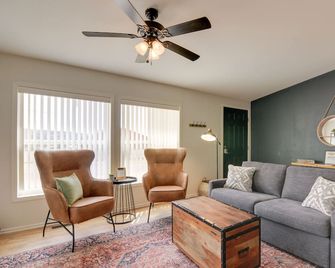 Utah Retreat - Hot Tub, Deck & Near National Parks - Escalante - Living room