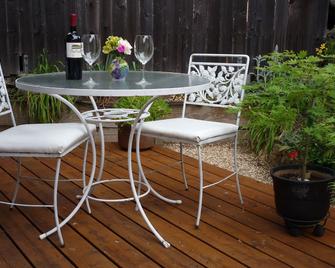 Charming Wine Country Cottage - Sonoma - Patio