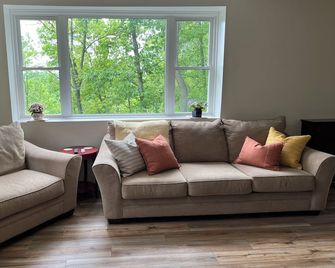 The Wolf Den - Gettysburg - Living room