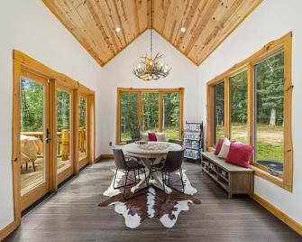 Cabin, Pool, Hot Tub, Lake, Wineries and Mountains Oh My! - Culpeper - Dining room