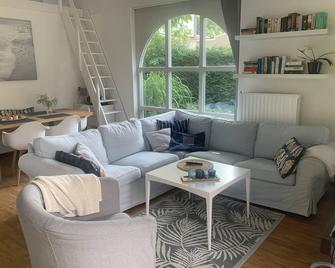 Super cozy, detached vacation home with fireplace and sauna in Summio Park - Brouwershaven - Huiskamer