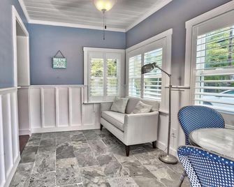 Good Vibrations - Beach House - Saint Pete Beach - Living room