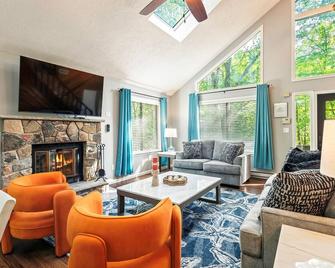 5-Bedroom | Gameroom| Movie Theater |Hot Tub|Sauna - East Stroudsburg - Living room