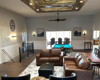 Enormous Home On Golf Course. Newly renovated - Sleeps 21! - Sterling - Living room