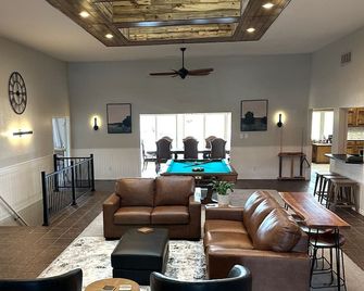 Enormous Home On Golf Course. Newly renovated - Sleeps 21! - Sterling - Sala de estar