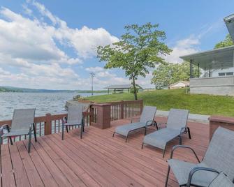 Dock Holiday on Claytor Lake: waterfront patio, 3 docks, cozy living, and fun lake activities! - Dublin - Binnenhof