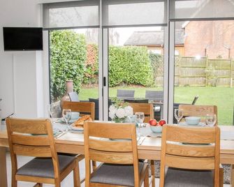 Cornerways, Pet Friendly, With Open Fire In Edgmond, Shropshire - Newport - Dining room