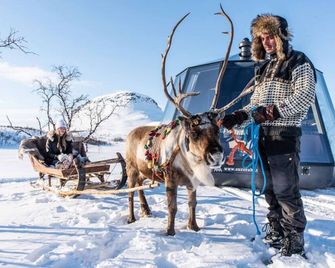 Glass Room lake view Luxury getaway for two - wild nature experience in Sweden - Jokkmokk