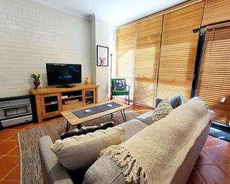 Primary 43 2brm Townhouse Fremantle With 2 Carbays - Perth - Wohnzimmer