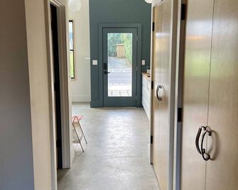 Modern guest house in the vibrant Sabin neighborhood - Portland - Hallway
