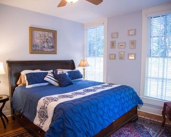 Downtown Beauty, walk to restaurants, bars and music. Shopping galore. - New Braunfels - Bedroom