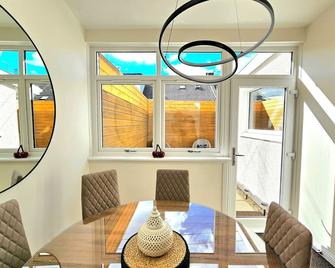 Newly Renovated Gem - Free Parking & Modern Comfort - Glasgow - Dining room